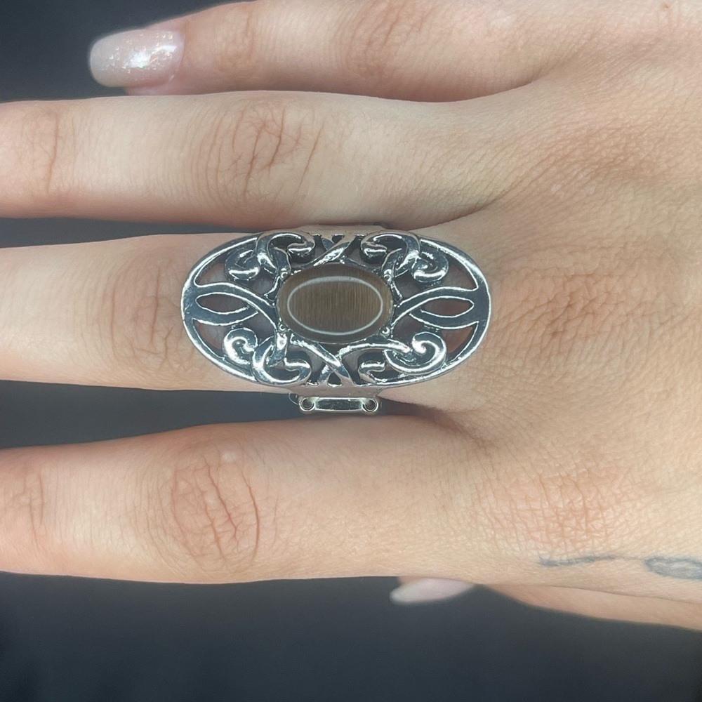 Elegant Silver and Brown Filigree Ring - Picture 3 of 3